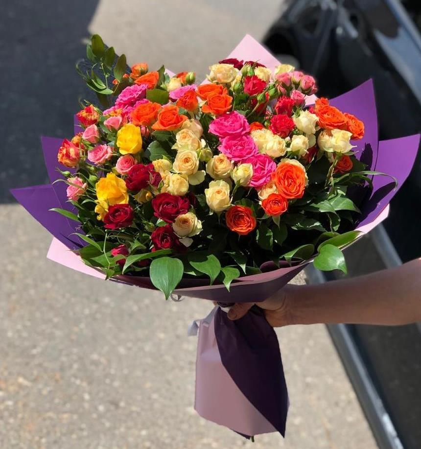 Микс из разноцветных кустовых роз в Дарасун Букет Микс из разноцветных кустовых роз в Дарасун