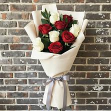 Букет красно-белые розы в Дарасун Букет цветов из:  Розы в Дарасун