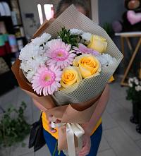 Букет цветов из:  Герберы, Розы и Хризантемы в Дарасун