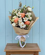 Букет яркий комплимент в Дарасун Букет цветов из: Альстромерии, Лизиантусы, Розы и Хризантемы в Дарасун