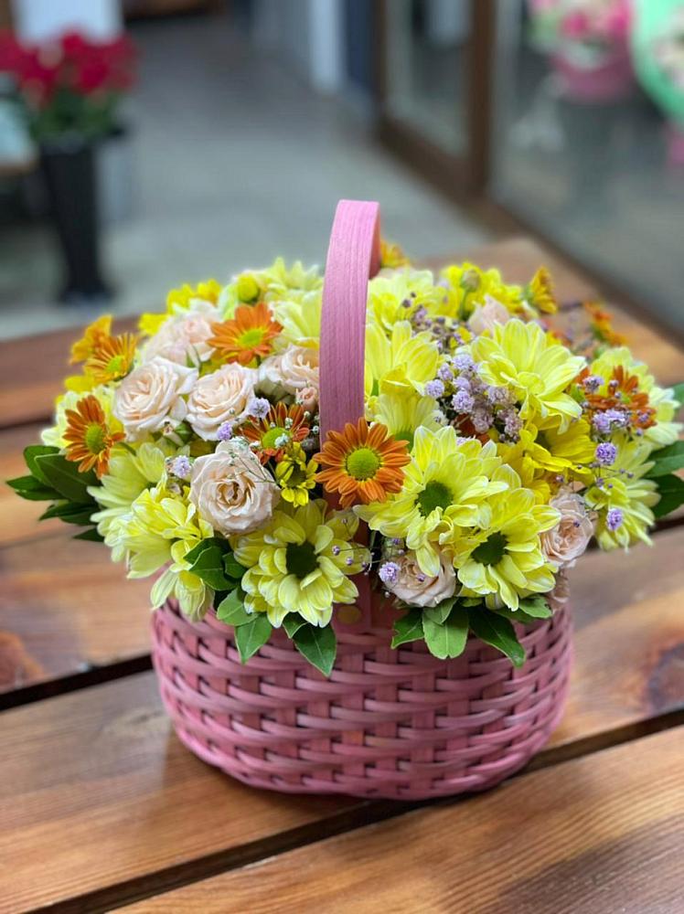 Цветочная композиция из Хризантемы и Розы в корзине в Дарасун