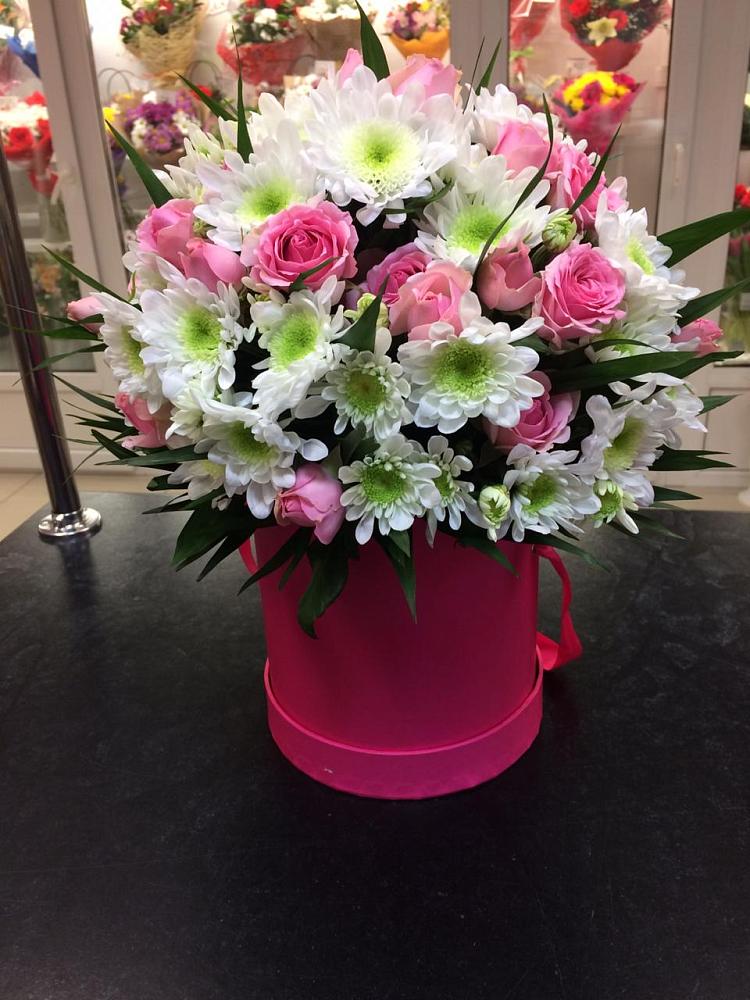 Цветочная композиция из Розы и Хризантемы в шляпной коробке в Дарасун